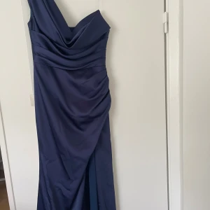 Festklänning  - Festklänning använd endast ett par timmar.  Köptes från Diamond mode  Nypris 400kr   Mitt pris 1800kr 