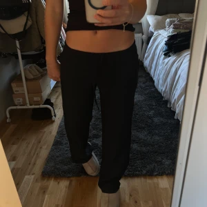 Linnebyxor  - Svarta linnebyxor från Hm i low waist passform. Använda sparsamt så i toppenskick. Jag är 164cm. 
