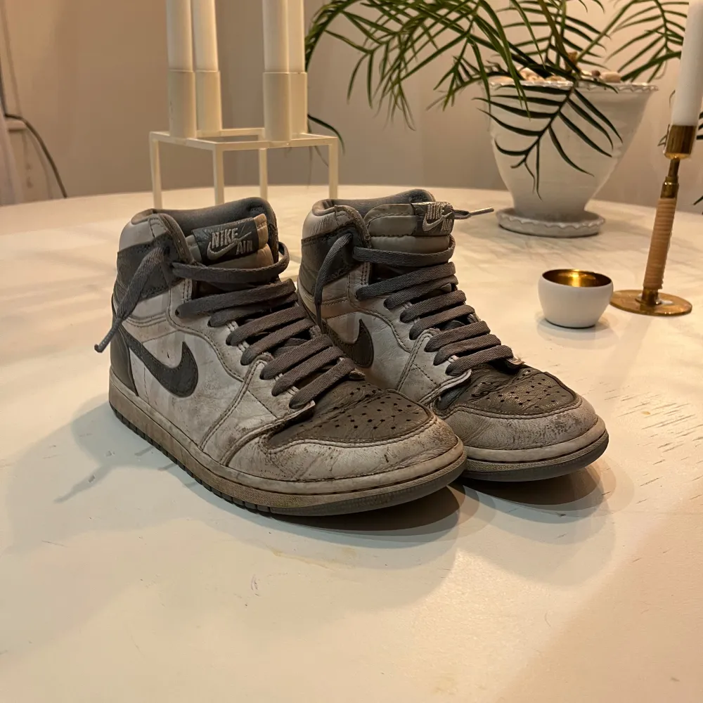 Jag säljer nu mina Jordan 1 high, grey and white.  Skorna är använda mycket men sulorna ser nästan helt nya ut, storleken på dem är 38 men de funkar också för dem med 37.  Pris kan förhandlas.. Skor.