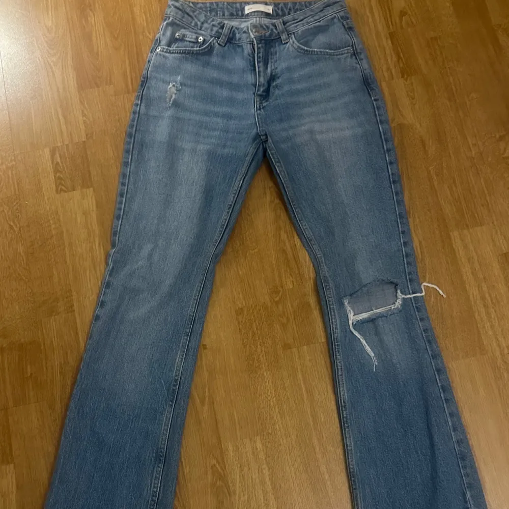 Jeans från ginatricot, storlek 34 Jättefina jeans som jag själv gillar mycket men nu vuxit ur. Byxorna är i bra skick  Modellen på byxorna heter perfect jeans. Jeans & Byxor.