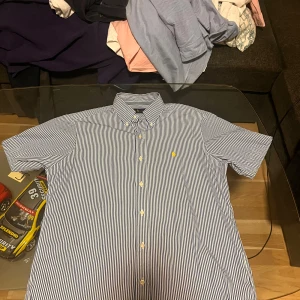 Ralph lauren skjorte - Ralph lauren Lækker Stilet og passer godt Næsten som ny Ingen problemer med skjorte Byd, byt eller køb nu