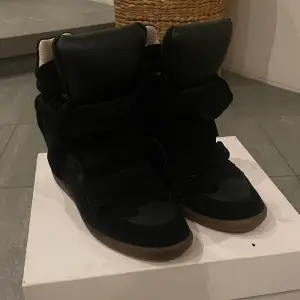 Isabel marant beckett skor i storlek 41, har normalt 39-40 och dom passar mig perfekt💞modellen är 1–2 storlekar större än ens vanliga storlek! Inga synliga defekter, skosulorna sitter löst eftersom mycket användning, annars superbra skick💞