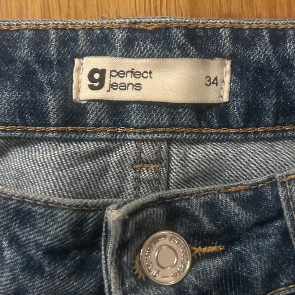 Jeans från ginatricot, storlek 34 Bra skick och trendiga byxor. Jeans & Byxor.