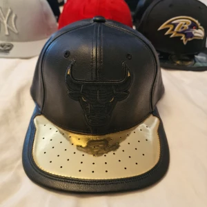 Mitchell & Ness Chicago Bulls Svart Guld - Mitchell & Ness Chicago Bulls Svart läder Crown & Guld Snapback.  Storlek: One Size Helt Ny utan prislapp! Rare One!