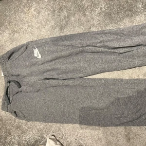 nike mjukis - nike mjukisbyxor  storlek XL barn  pris: 50kr 