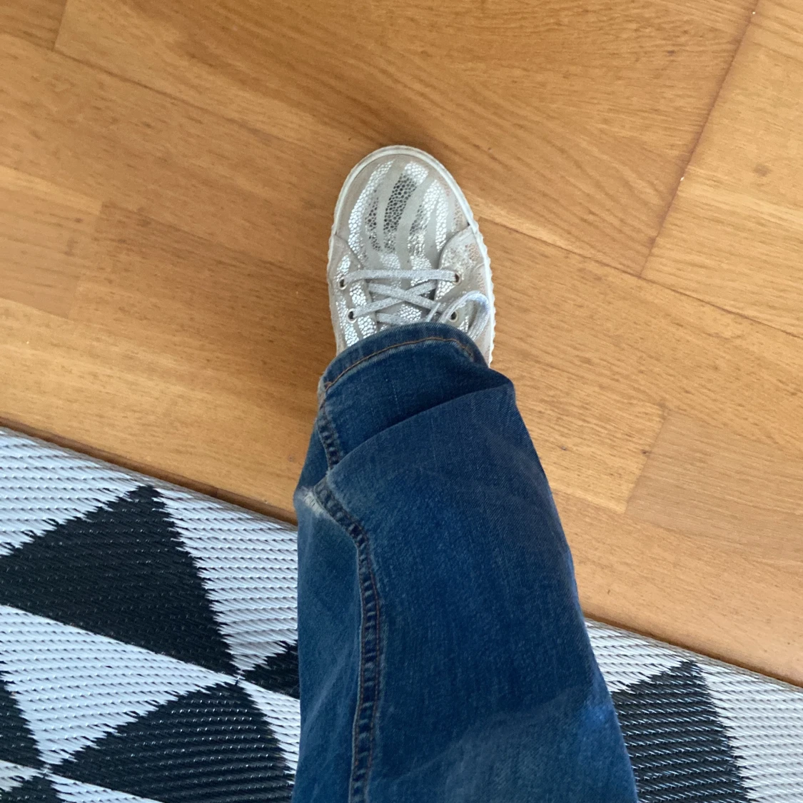 Texto glitterskor krokodil mönster💞 - 91