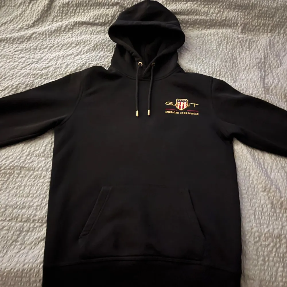 Säljer nu min Gant hoodie då den inte längre används. Nypris:1300 Mitt pris:299 Färg:Svart Storlek:S Om ni har några funderingar så är det bara att höra av sig.. Hoodies.