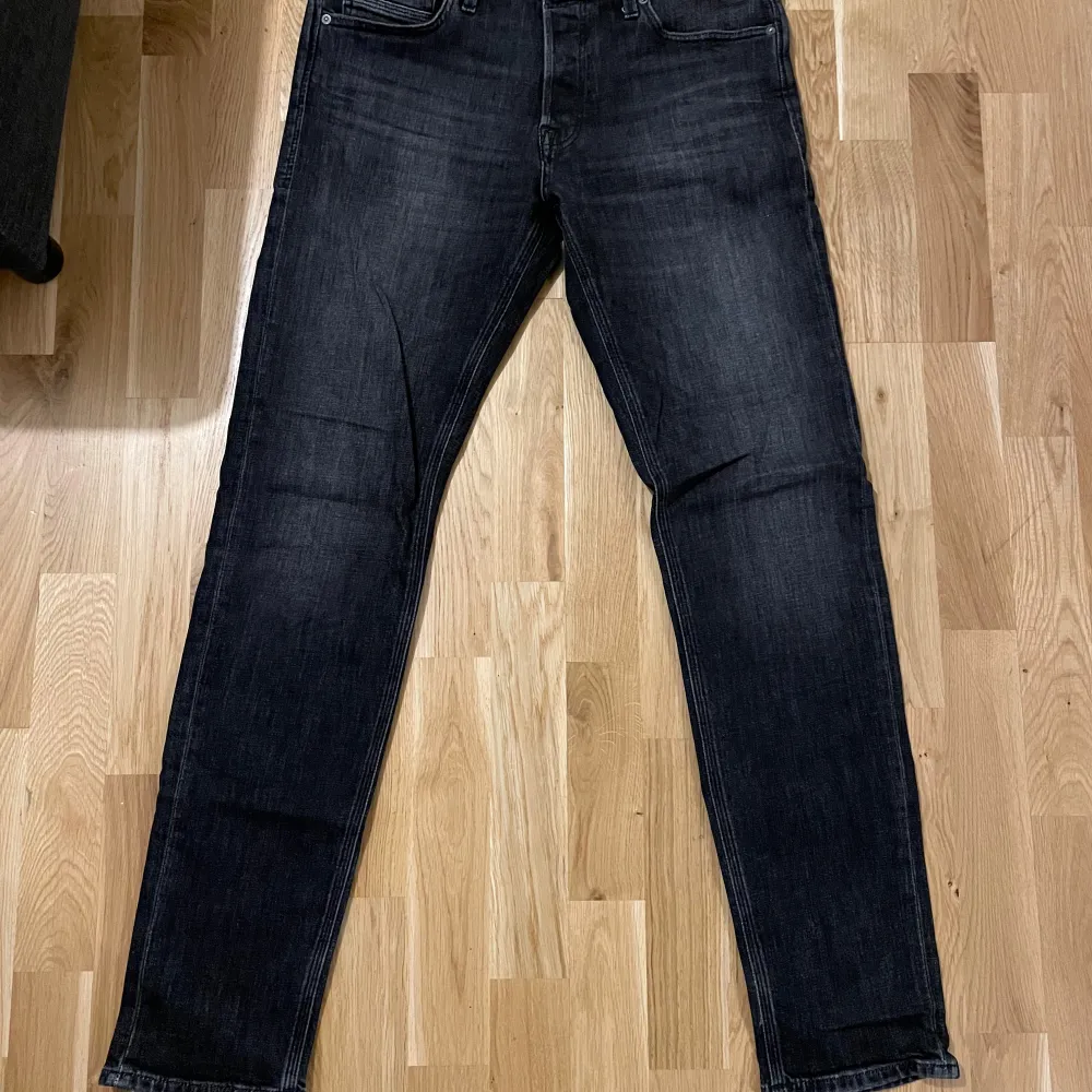 Ett par mörk gråa Jack & jones jeans i storlek W32 L34. Fin färg och ser ut som nytt skick. Comfort fit. Fraktar och pris kan diskuteras vid snabb affär.. Jeans & Byxor.