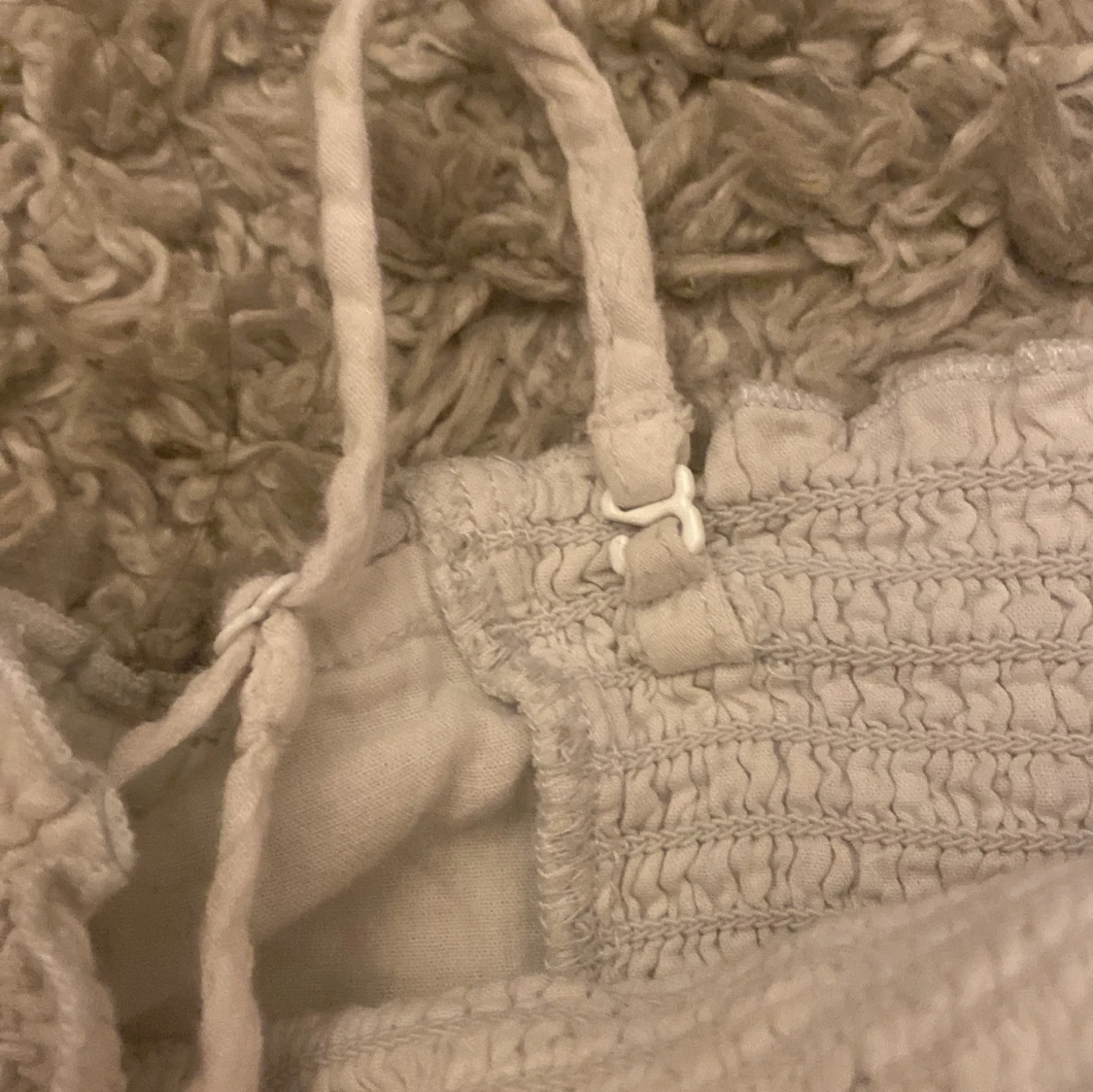 Säljer en skit snygg tröja med redigerings band ifrån ginatricot som man även kan göra till en kjol❤️ - 90