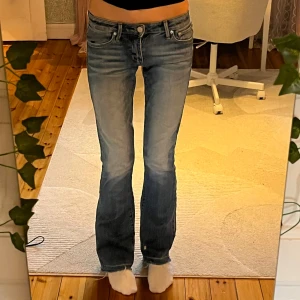 low waist bootcut jeans - lågmidjade bootcut jeans från crocker 