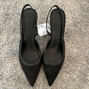 Klackskor - Svarta klackskor från H&M i storlek 39. Oanvända med prislapp kvar!