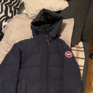 Canada Goose MacMillan Parkas jacka  - Storlek Xs mörkblå Canada Goose jacka modell MacMillan parkas varm unik stilren jacka