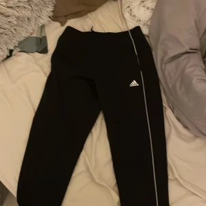 Adidas träningsbyxor - Kan användas i vardagen, knappt använda.