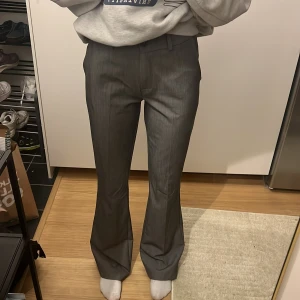 Grå kostymbyxor  - Gråa kostymbyxor i längre modell ,  jag är 169 cm , knappt använda 