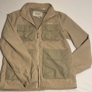 Overshirt forét - Helt ny använd 2 gånger Max. Skick 10/10 kostar 1800 ordinariepris, får mycket bättre pris storlek S. Annars skriv privat om mer frågor