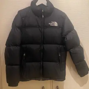 Säljer nu denna the north face puffer jacket! Den är i princip i nyskick då det inte finns några allas defekter på den! Mycket varm jacka!Perfekt pris också om man inte vill lägga 3000+ kr för en sådan här ny! Är storlek XL i junior men sitter som XS