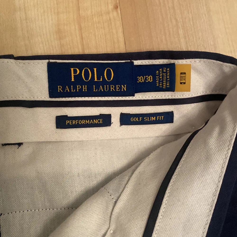 Chinos i performance tyg från Ralph Lauren, storlek 30/30. Jeans & Byxor.