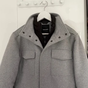 Jack & Jones jacka - Hej! Säljer min jacka som jag hade köpt men var visst för stor. Storlek S. Passar bäst 180. Ny skick inga defekter alls Ny pris 1400. Pris kan själv klart diskuteras