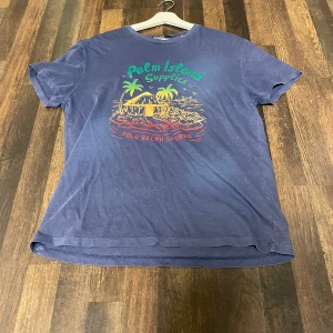 Polo Ralph Lauren t-shirt - Tja säljer nu min Ralph lauren t-shirt som är köpt i lokal butik i somras, sitter bra på mig som är cirka 185. Nypris 1200