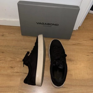 Vagabond skor 41  - Svarta sneakers från Vagabond - Paul 2.0 Köpta för 1295kr Storlek 41 men passar nog om du har 42-43. Sko låda medföljer!