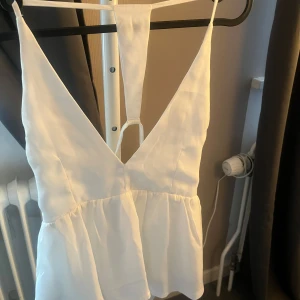 Vit topp - Fin topp Knappt använd Köparen står för frakten 