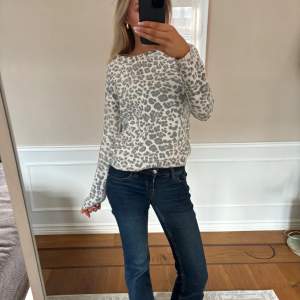 säljer nu denna superfina leopard tröjan som knappt är använd, den är perfekt nu vid lite kyligare väder | Hör av er vid minsta lilla fundering!💕🤗