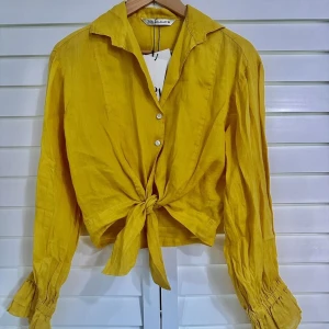 Gul kort skjorta från Zara - Gul knuten kort skjorta. Super snygg!! Har vanligtvis storlek S på kläder men skjortan är storlek L