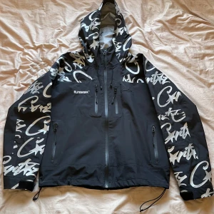 Corteiz Elitework  - Corteiz Elitework Shell Jacket i bra skick och storlek S, det enda negativa är att kardborrebanden har blivit slitna se bild 4. 