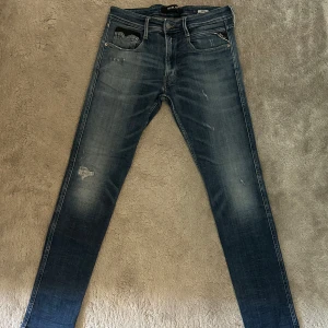 Replay jeans - Säljer nu dessa riktigt snygga Replay jeans, som i just denna modell är väldigt svåra att få tag på. Dem är i väldigt bra skick, inga defekter eller liknande. Pris går att diskuteras! Bara att höra av sig vid minsta fundering/fråga.