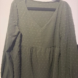 Grön långärmad blus - Fin grön långärmad blus, använd några gånger. Normal i storleken.