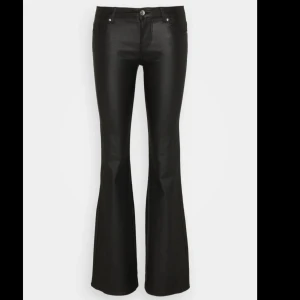 Lågmidjade skinn byxor  - Ett par jätte fina lågmidjade skin byxor från only som är slutsålda , jag har klippt av dom längs ner ,jag är 1,55 lång o dom är lite långa på mig💕