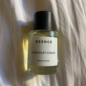 Parfym choklad Essnce 50 ml  - Säljer denna oanvända parfym eftersom den inte var i min smak Noterna på parfymen från hemsidan: Toppnoter - Salt, toast, smör Hjärtnoter - Mörk brownie, choklad Bas - Hasselnötskräm, hasselnötter