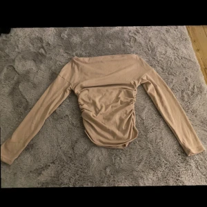 Tröja med ribbning i midjan - Varan är aldrig andvänd, väldigt bra skick