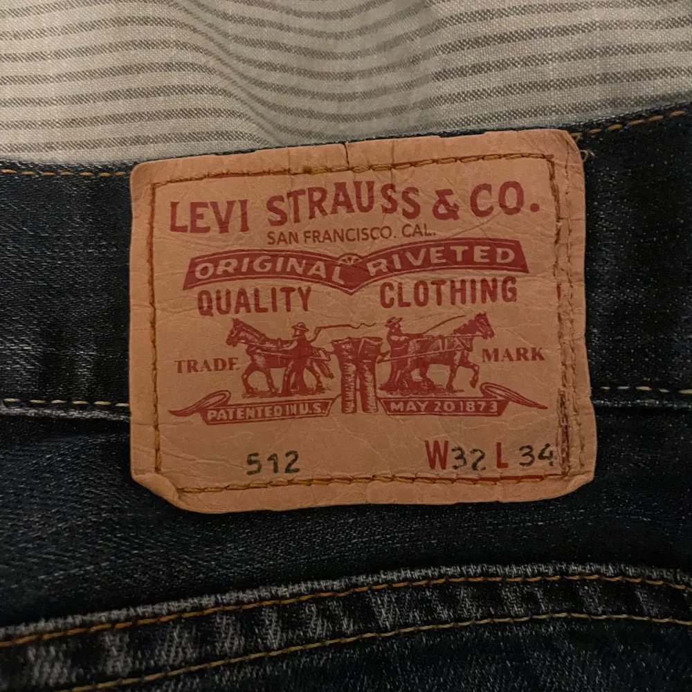 Jeans från levis i modell 512 bootcut. Är mörk blå och perfekta i höst. Tyvärr har dom blivit för små för mig och därför säljer jag dom. Vid frågor skriv till mig!💕. Jeans & Byxor.