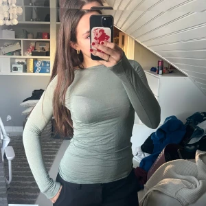 Intimissimi långärmad  - Populär tröja i ett tunt men ändå varmt material. Cool färg. Köpt för 500kr!