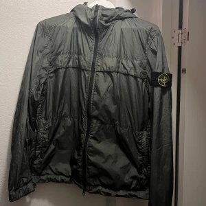 Stone island jacka - Säljer denna Stoneisland vindjackan! Hittade inte storleken nånstanns men är rätt säker på att det är en medium. Nypriset är ca 7600, köpt i butiken i Stockholm! Skriv vid intresse, pris kan diskuteras:)