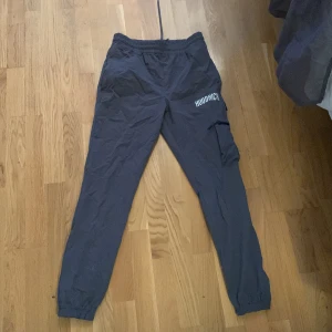 HOODRICH byxor  - Bra skick inte användt byxorna många gånger.  Säljer för dem är för små och inte riktigt min stil. XS PRIS KAN DISKUTERAS