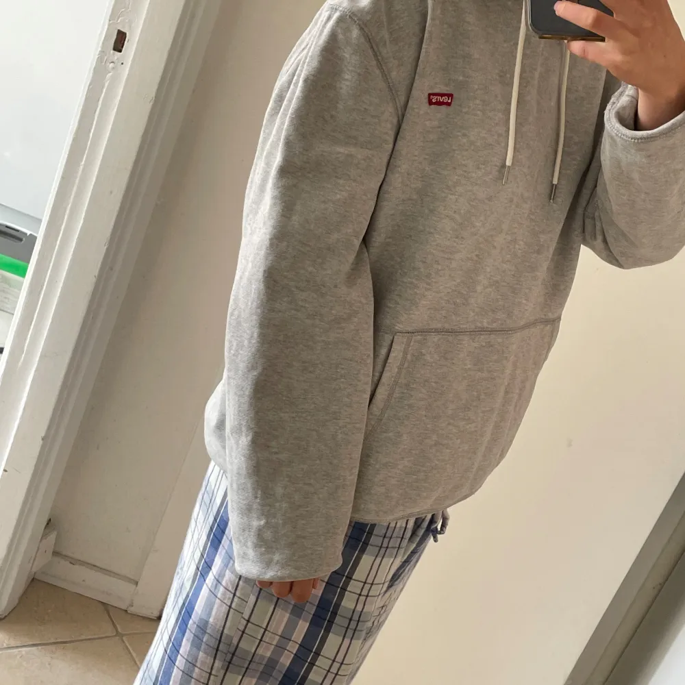 Snygg Levi’s hoodie som jag tror jag vara herr storlek eftersom att den är ganska stor i sin storlek. Skulle nog passa en M eller L till och med.. Hoodies.