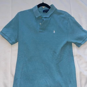 Piké ralph lauren - Tja! Säljer nu min RL piké då jag vuxit ur den! Storleken är 14-16 l/g men skulle säga att den sitter som en s/m slimfit.