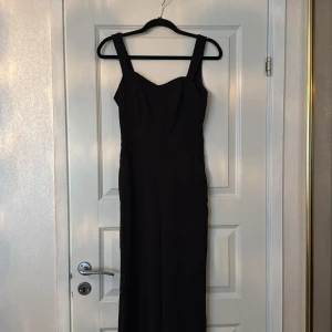 Jumpsuit - Byxdress i storlek 36. Inte kommit till användning och prislappen är kvar. Nypris var 399kr.