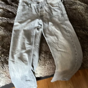 Jack and Jones gråa jeans  - Väldigt bra skick storleken ser du på bilden dma för mer frågpr