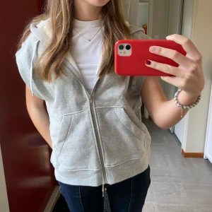 Kortärmad hoodie - As cool kortärmad hoodie att ha över t-shirts🤩🤩