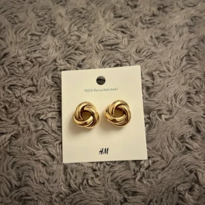 Hm örhängen  - Super fina örhängen från hm aldrig använda💕