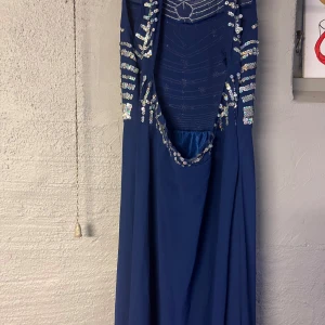 Jätte fin blå klänning  - Står XL men skulle säga L/M då den är ganska liten o storlek 