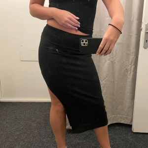 Kjol med slits - Superfin svart tunt stickad kjol med slits!