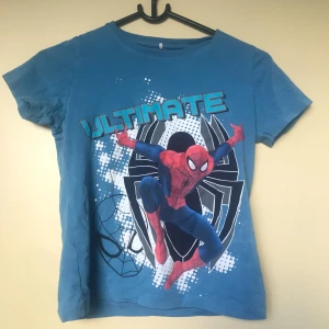 Fet ultimate spiderman tröja - Barntshirt egentligen, har använt som croptop 🕸🫰 ganska stretchig! Fler bilder kan skickas 