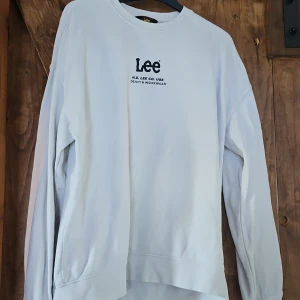 Collegetröja - Lee tröja med en liten fläck som går bort med vanich