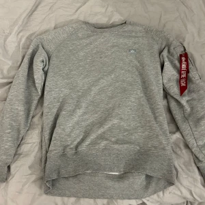 Sweatshirt  - Skick: mycket bra Storlek: s Pris: 100kr Märke: alpha indutries