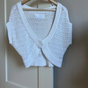 Vit bolero  - Jättesöt stickad bolero, mkt bra skick❣️hittar ingen storlek men passar nog både xs, s och m!❤️🥰