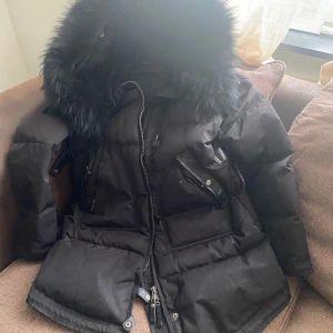 Cedrico Vinter Jacka - Väldigt feminin jacka med en svart stor päls som man kan dra av och på (dragkedja). Den har använt under en vinter sen har den legat och dammat. Den har en defekt på ena fickan på vänstra fickan. Se sista bild